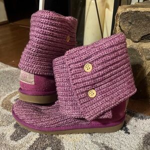 Ugg sweater boots, style: Classic Cardy, size: 4